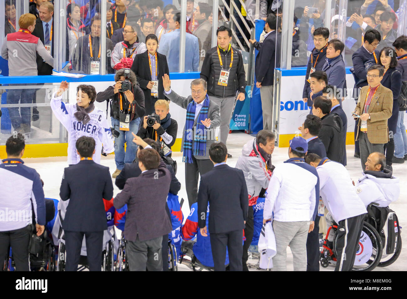 PyeongChang, Corea del Sud, 16 Mar 2018 - Presidente della Corea del Sud Moon Jae-nel celebrare la medaglia di bronzo di squadra in Corea sledge hockey Foto Stock