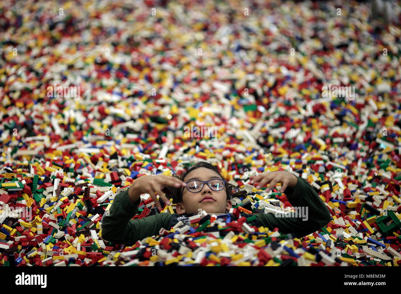 Bogotà, Colombia. 16 Mar, 2018. Una bambina gioca con LEGO mattoni di plastica durante la LEGO Fest 2018, a Bogotà, Colombia, il 16 marzo 2018. Credito: Jhon Paz/Xinhua/Alamy Live News Foto Stock