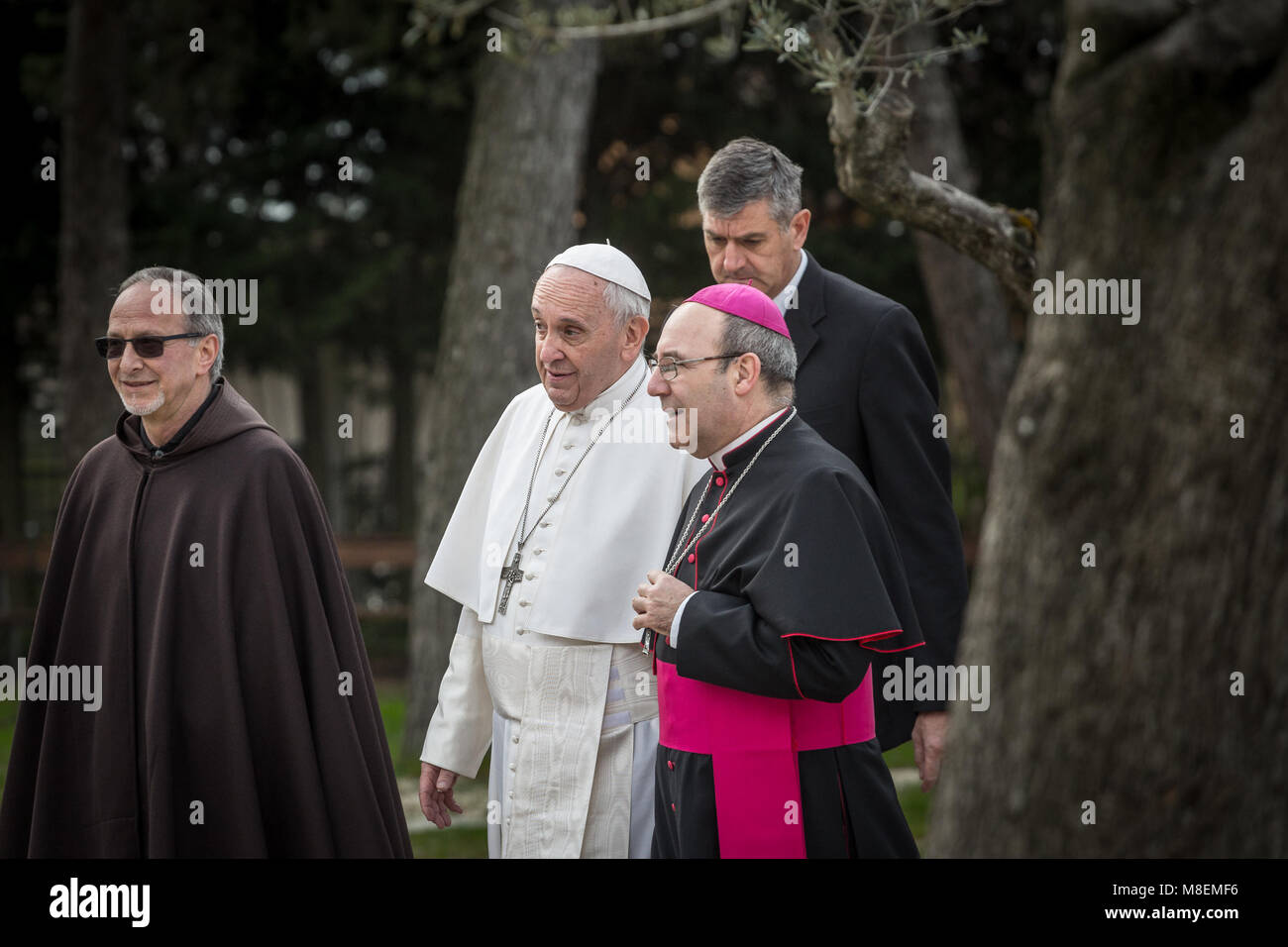 Pietrelcina, Italia. Xvii Mar, 2018. Papa Francesco, in occasione del cinquantesimo anniversario della morte di Padre Pio, è andato a Pietrelcina, un villaggio che ha dato i natali al Santo. A Piana Romana, a pochi chilometri dalla città, il Santo Padre ha pregato nell'olmo delle Stimmate di San Pio e ha incontrato i fedeli. (Italia, Pietrelcina (BN), 17 marzo 2018) il credito: Indipendente Agenzia fotografica/Alamy Live News Foto Stock