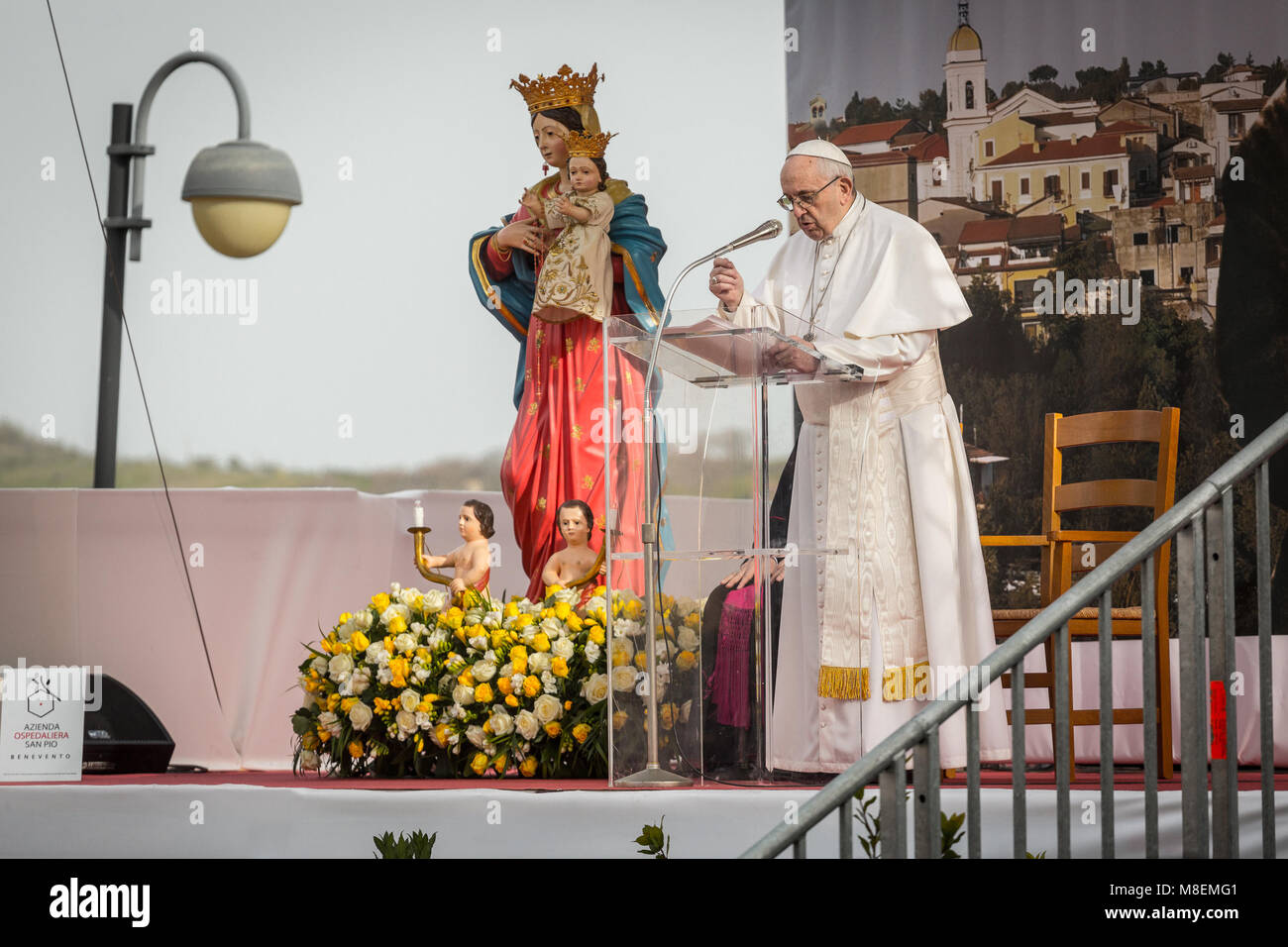 Pietrelcina, Italia. Xvii Mar, 2018. Papa Francesco, in occasione del cinquantesimo anniversario della morte di Padre Pio, è andato a Pietrelcina, un villaggio che ha dato i natali al Santo. A Piana Romana, a pochi chilometri dalla città, il Santo Padre ha pregato nell'olmo delle Stimmate di San Pio e ha incontrato i fedeli. (Italia, Pietrelcina (BN), 17 marzo 2018) il credito: Indipendente Agenzia fotografica/Alamy Live News Foto Stock