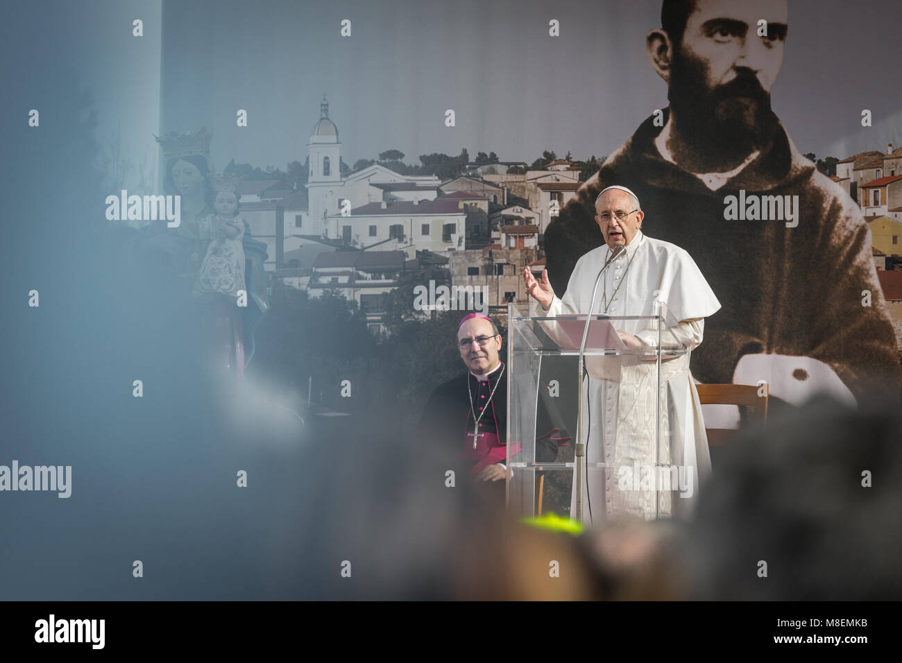 Pietrelcina, Italia. Xvii Mar, 2018. Papa Francesco, in occasione del cinquantesimo anniversario della morte di Padre Pio, è andato a Pietrelcina, un villaggio che ha dato i natali al Santo. A Piana Romana, a pochi chilometri dalla città, il Santo Padre ha pregato nell'olmo delle Stimmate di San Pio e ha incontrato i fedeli. (Italia, Pietrelcina (BN), 17 marzo 2018) il credito: Indipendente Agenzia fotografica/Alamy Live News Foto Stock