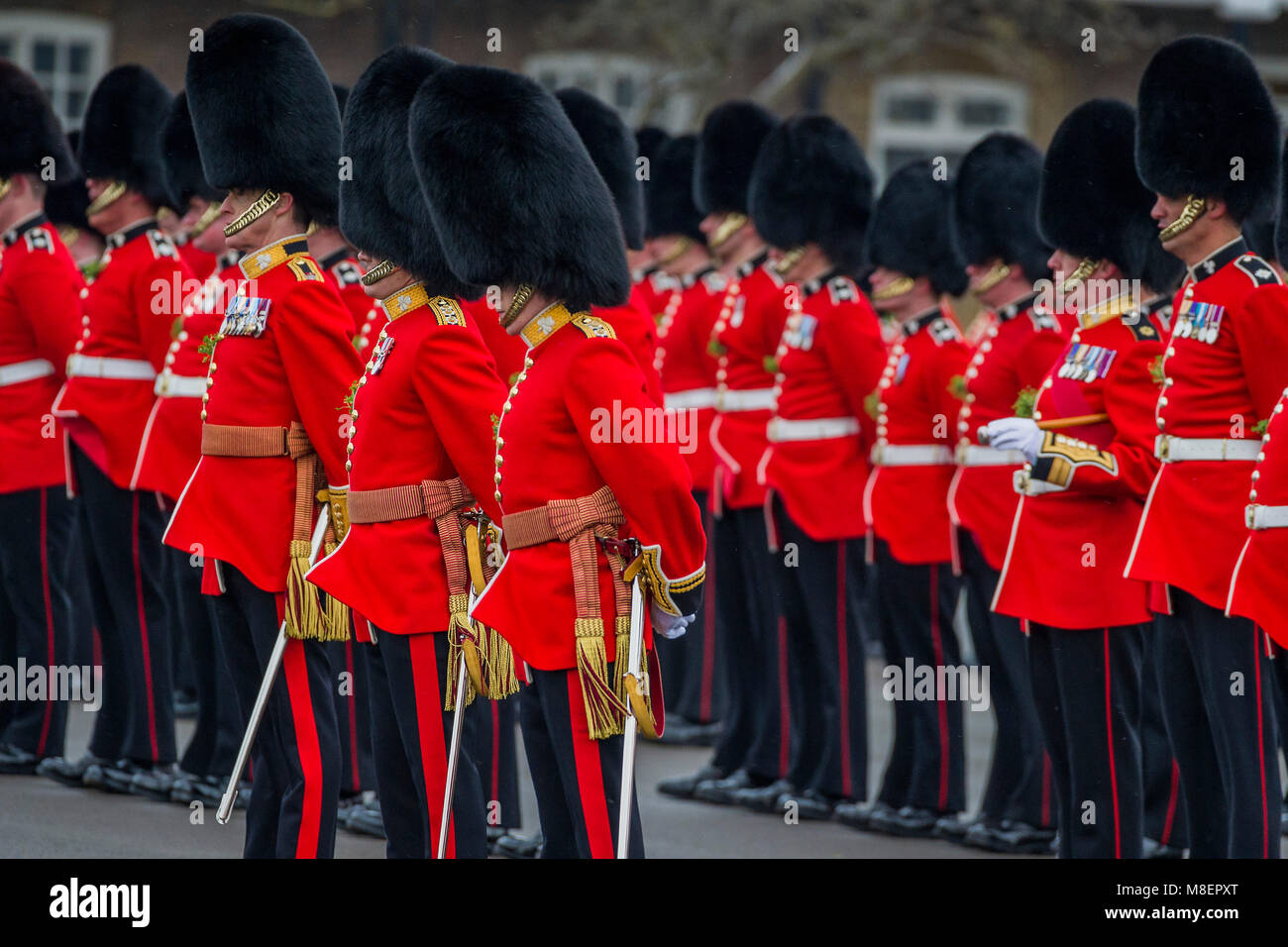 Londra, UK, 17 Mar 2018. Il Duca di Cambridge, il Colonnello delle guardie irlandesi, accompagnato dalla duchessa di Cambridge, ha visitato il primo battaglione irlandese Guardie a loro il giorno di San Patrizio Parade. Credito: Guy Bell/Alamy Live News Foto Stock