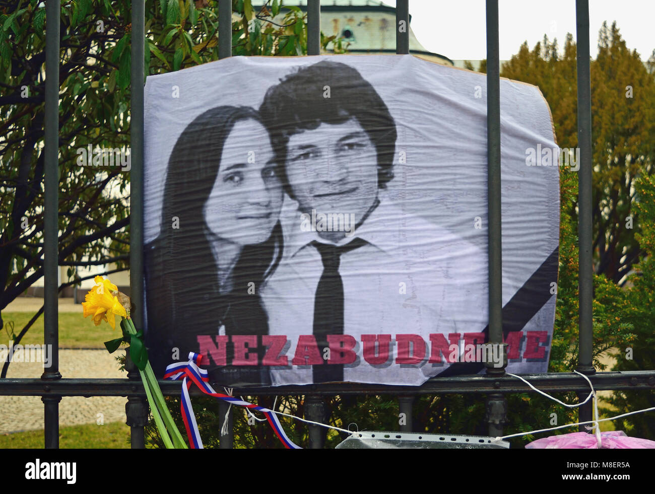 Bratislava, Slovacchia. Il 16 marzo 2018. Un triste guardare la fotografia memo del giornalista assassinato Jan Kuciak e Martina Kusnirova con la scritta 'non dimenticheremo' nella parte anteriore dell'edificio dell'Ufficio governativo della Repubblica slovacca a Bratislava. Credito: lazuri/Alamy Live News. Foto Stock