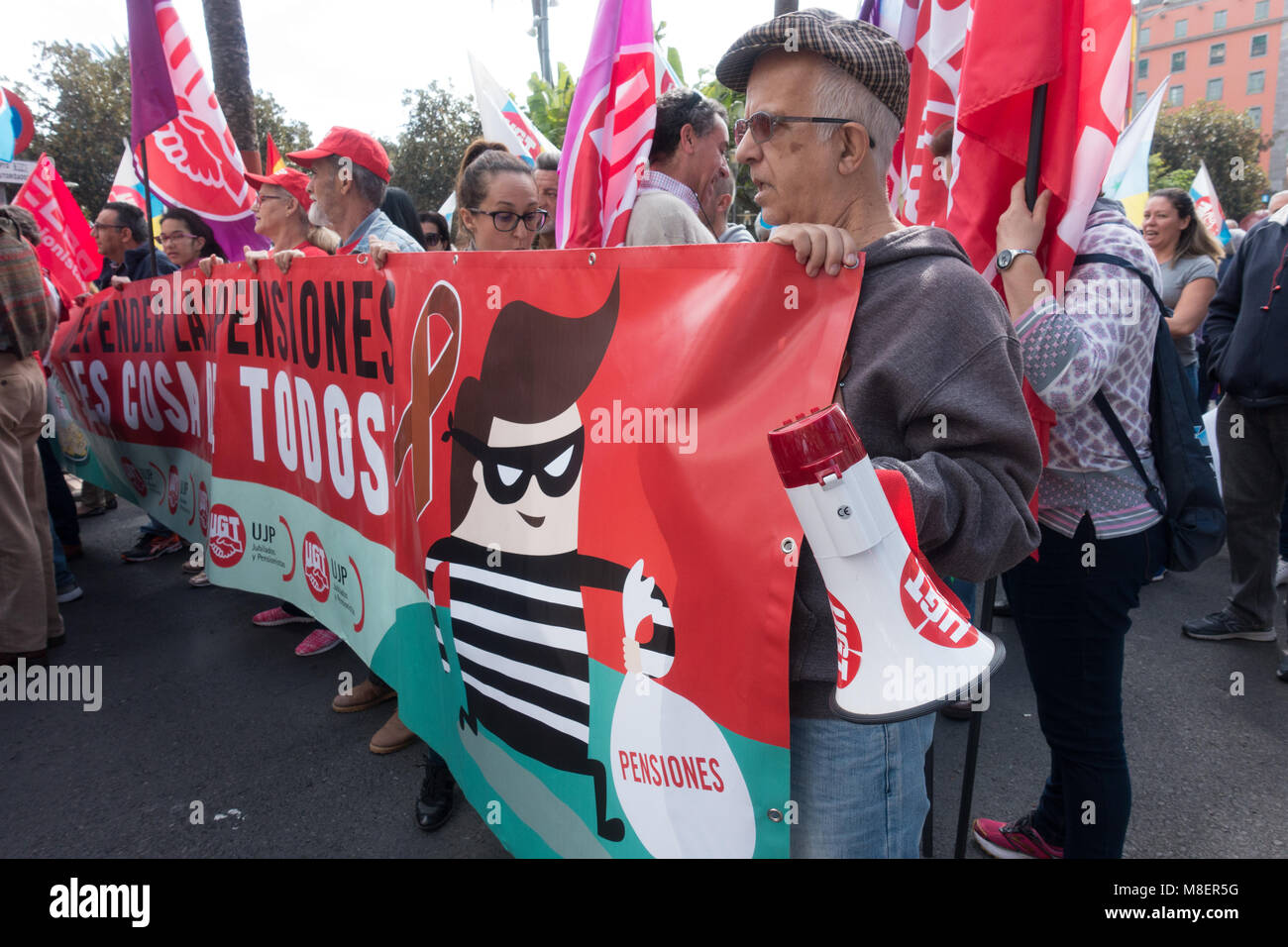 Gran Canaria Isole Canarie Spagna. Il 17 marzo 2018. Migliaia di persone si prendono per le strade di Las Palmas de Gran Canaria - e in tutta la Spagna - a protestare per una pensione decente. Credito: ALAN DAWSON/Alamy Live News Foto Stock