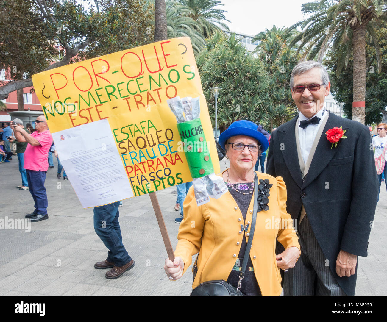 Gran Canaria Isole Canarie Spagna. Il 17 marzo 2018. Migliaia di persone si prendono per le strade di Las Palmas de Gran Canaria - e in tutta la Spagna - a protestare per una pensione decente. Nella foto: Protestor con targhetta dire ' perché ci meritiamo questo trattamento. rip-off, saccheggiare ,Fraud...,' Credito: ALAN DAWSON/Alamy Live News Foto Stock