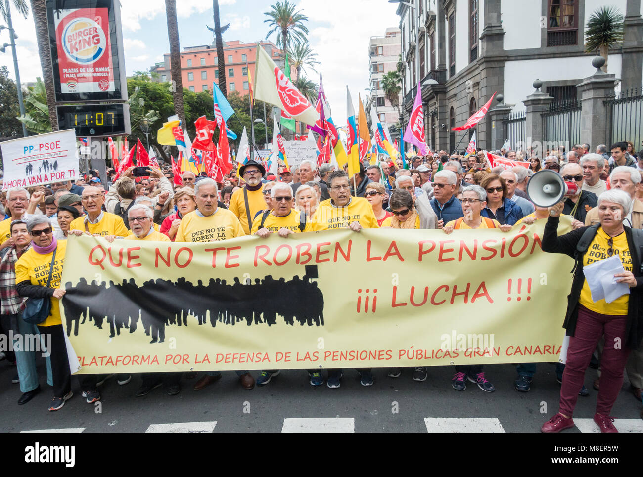 Gran Canaria Isole Canarie Spagna. Il 17 marzo 2018. Migliaia di persone si prendono per le strade di Las Palmas de Gran Canaria - e in tutta la Spagna - a protestare per una pensione decente. Credito: ALAN DAWSON/Alamy Live News Foto Stock