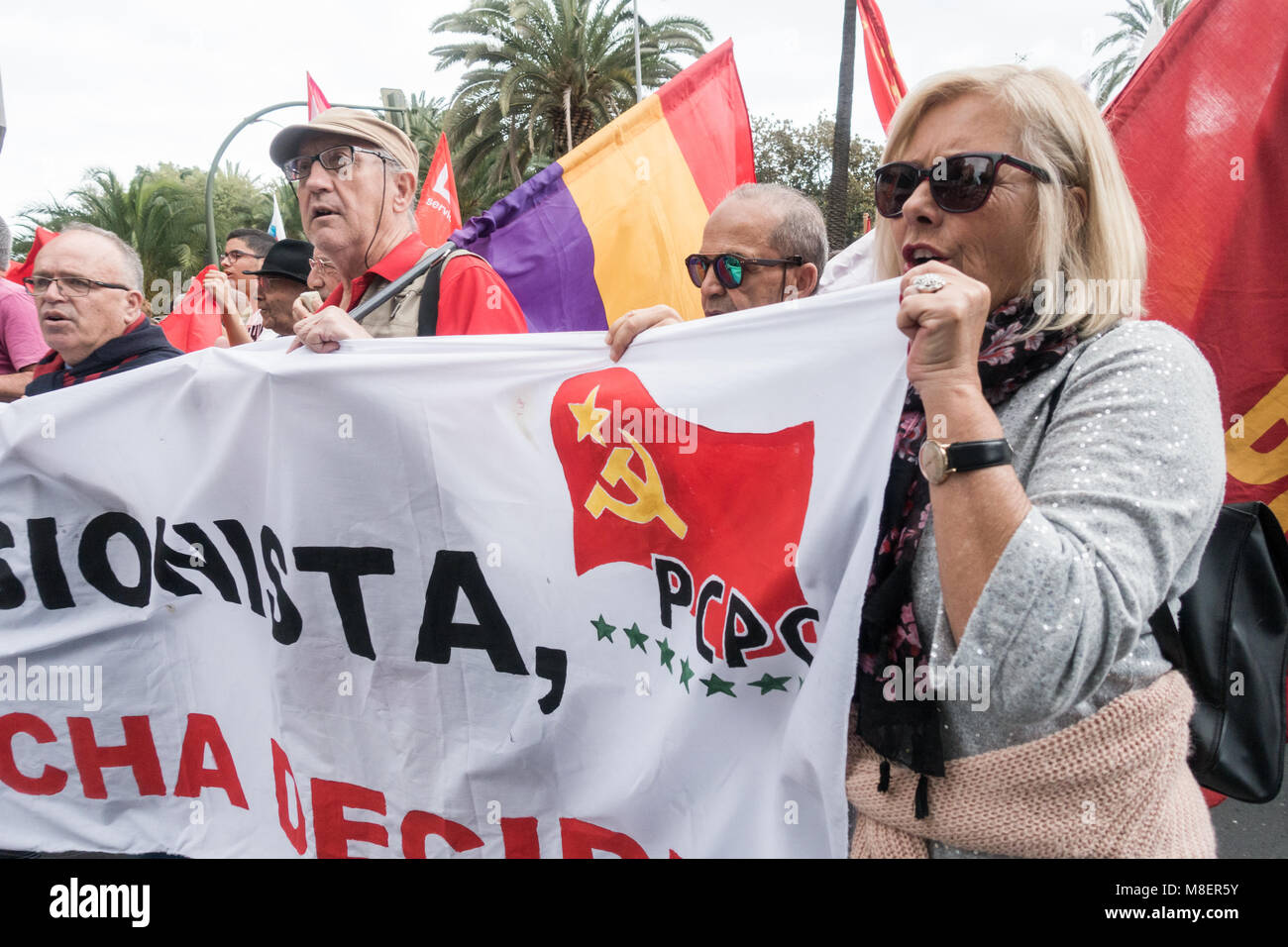 Gran Canaria Isole Canarie Spagna. Il 17 marzo 2018. Migliaia di persone si prendono per le strade di Las Palmas de Gran Canaria - e in tutta la Spagna - a protestare per una pensione decente. Credito: ALAN DAWSON/Alamy Live News Foto Stock
