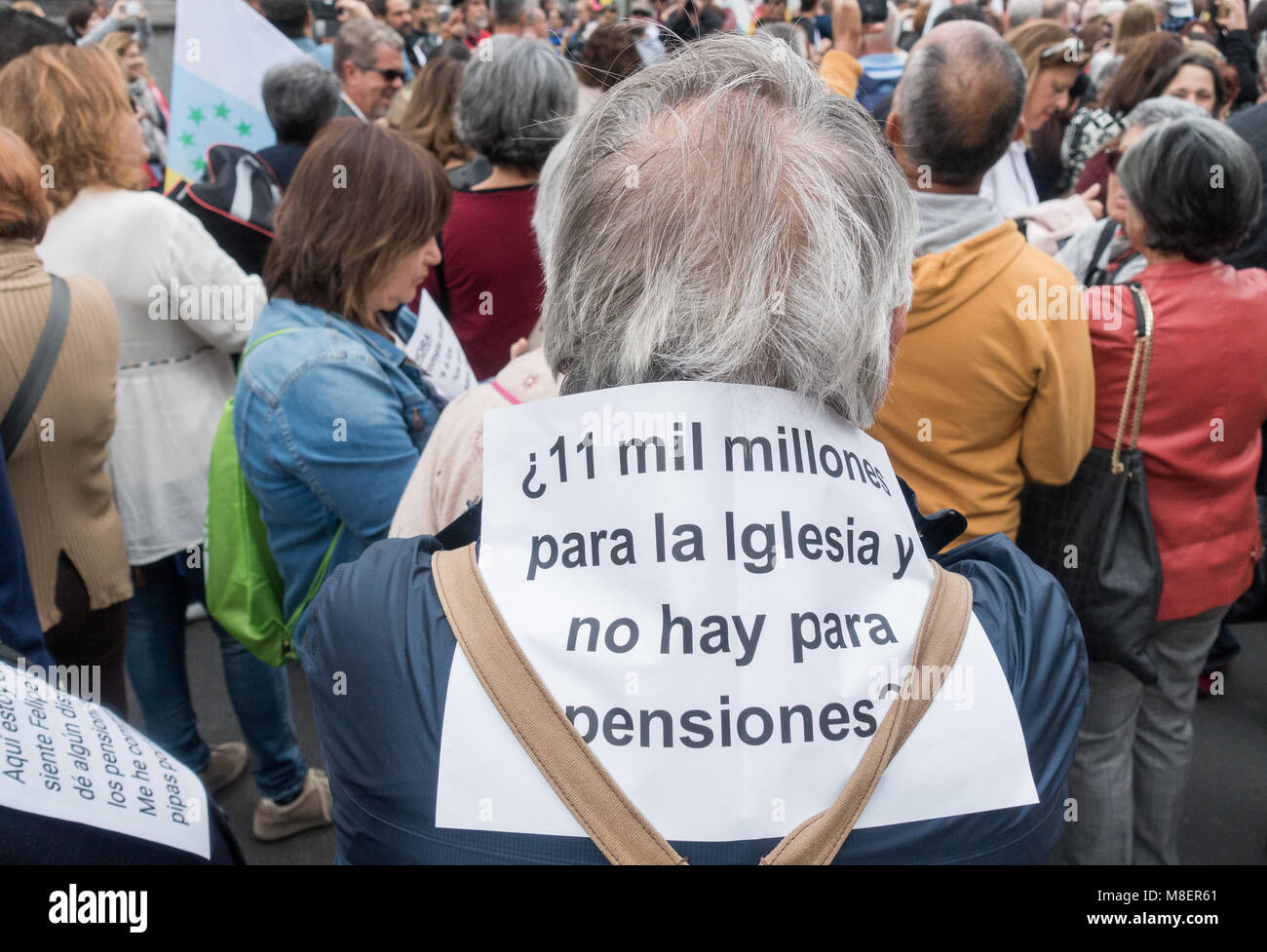 Gran Canaria Isole Canarie Spagna. Il 17 marzo 2018. Migliaia di persone si prendono per le strade di Las Palmas de Gran Canaria - e in tutta la Spagna - a protestare per una pensione decente. Nella foto : lo slogan sul titolare di pensione o di rendita la schiena dice: '11 milioni di euro per la Chiesa, ma non ci sono soldi per pensioni". Credito: ALAN DAWSON/Alamy Live News Foto Stock