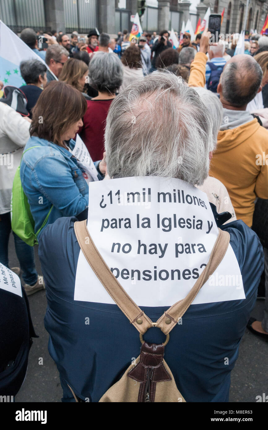 Gran Canaria Isole Canarie Spagna. Il 17 marzo 2018. Migliaia di persone si prendono per le strade di Las Palmas de Gran Canaria - e in tutta la Spagna - a protestare per una pensione decente. Nella foto : lo slogan sul titolare di pensione o di rendita la schiena dice: '11 milioni di euro per la Chiesa, ma non ci sono soldi per pensioni". Credito: ALAN DAWSON/Alamy Live News Foto Stock