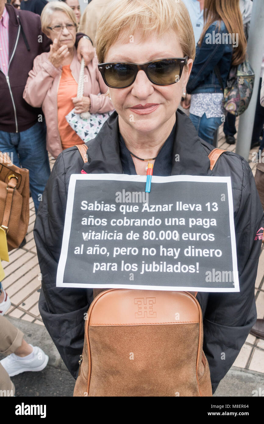 Gran Canaria Isole Canarie Spagna. Il 17 marzo 2018. Migliaia di persone si prendono per le strade di Las Palmas de Gran Canaria - e in tutta la Spagna - a protestare per una pensione decente. Nella foto: una donna indossa un cartello che dice ' Dis sapete che Aznar (Primo Ministro della Spagna dal 1996 al 2004) ha una vita pensione di 80.000 euro, ma non ci sono soldi per i pensionati". Credito: ALAN DAWSON/Alamy Live News Foto Stock