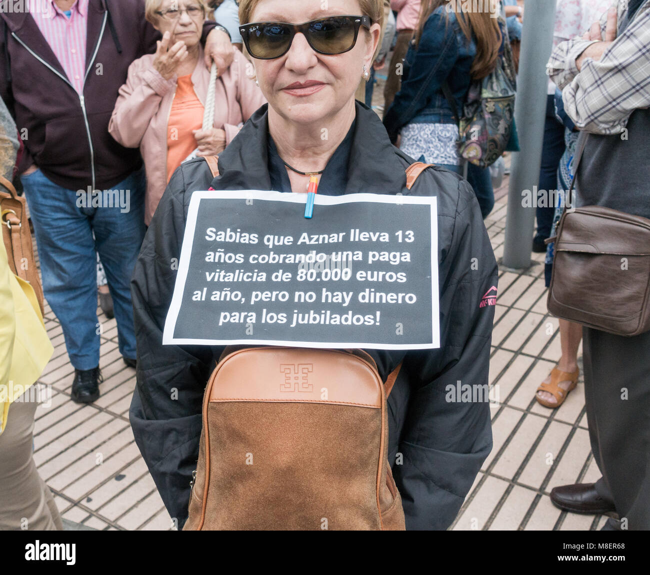 Gran Canaria Isole Canarie Spagna. Il 17 marzo 2018. Migliaia di persone si prendono per le strade di Las Palmas de Gran Canaria - e in tutta la Spagna - a protestare per una pensione decente. Nella foto: una donna indossa un cartello che dice ' Dis sapete che Aznar (Primo Ministro della Spagna dal 1996 al 2004) ha una vita pensione di 80.000 euro, ma non ci sono soldi per i pensionati". Credito: ALAN DAWSON/Alamy Live News Foto Stock
