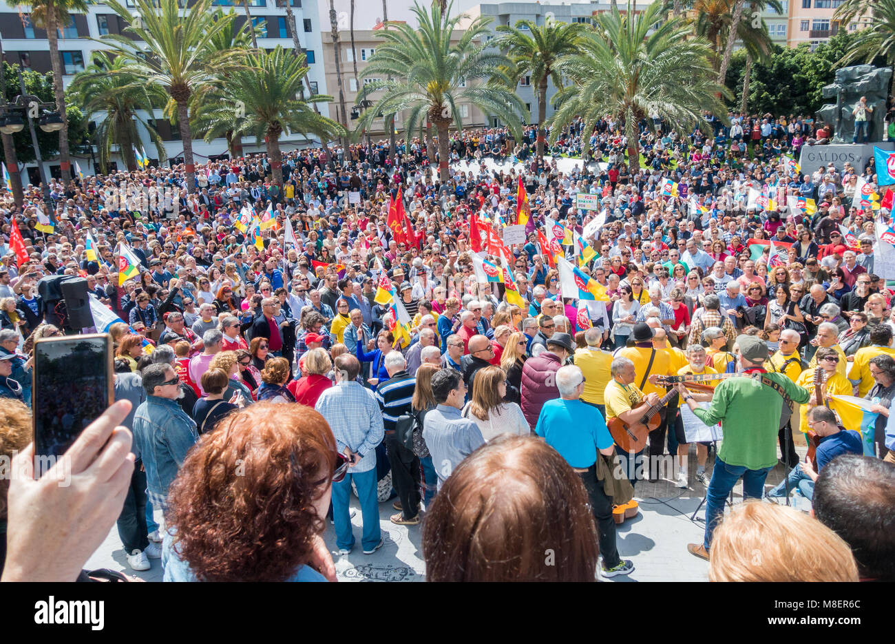 Gran Canaria Isole Canarie Spagna. Il 17 marzo 2018. Migliaia di persone si prendono per le strade di Las Palmas de Gran Canaria - e in tutta la Spagna - a protestare per una pensione decente. Credito: ALAN DAWSON/Alamy Live News Foto Stock