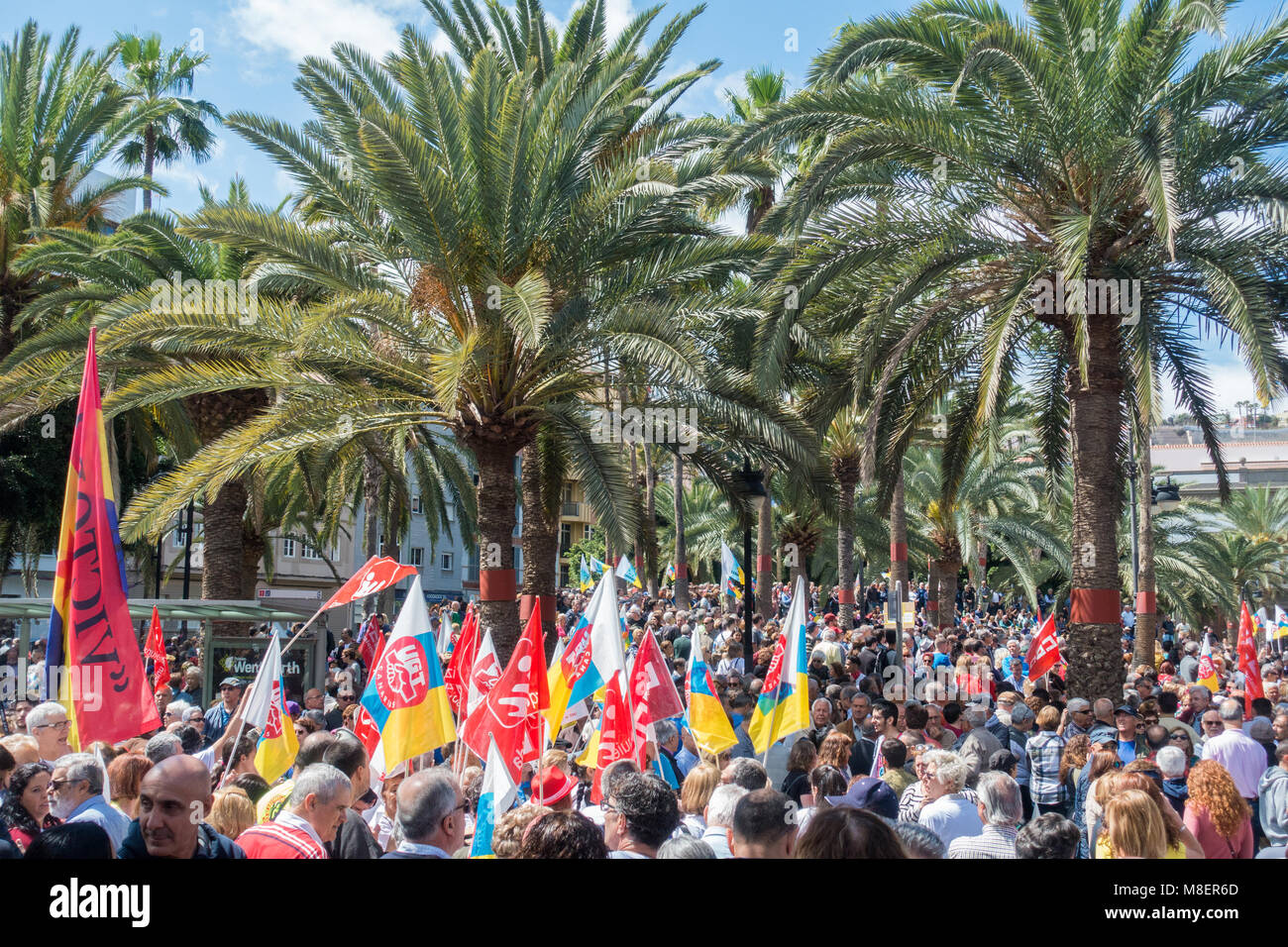Gran Canaria Isole Canarie Spagna. Il 17 marzo 2018. Migliaia di persone si prendono per le strade di Las Palmas de Gran Canaria - e in tutta la Spagna - a protestare per una pensione decente. Credito: ALAN DAWSON/Alamy Live News Foto Stock