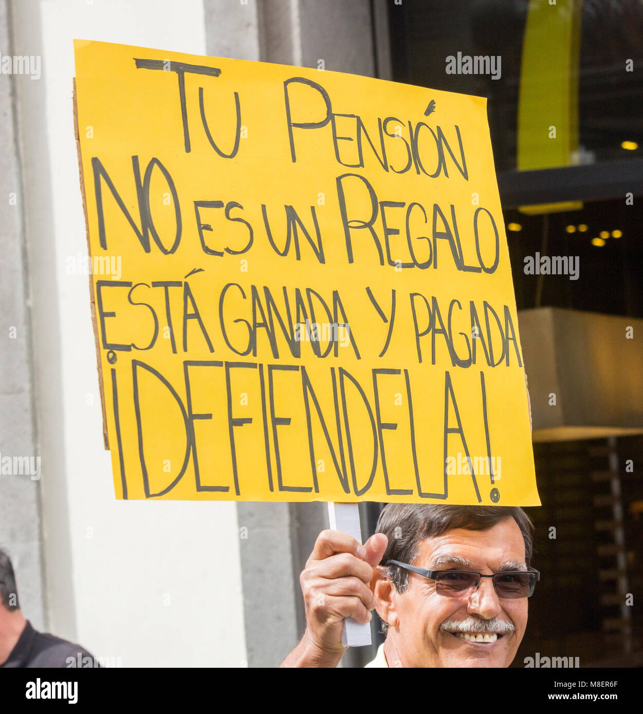 Gran Canaria Isole Canarie Spagna. Il 17 marzo 2018. Migliaia di persone si prendono per le strade di Las Palmas de Gran Canaria - e in tutta la Spagna - a protestare per una pensione decente. Nella foto: Protestor con targhetta dire ' La pensione non è un dono è meritato e pagato. Difenderlo!' Credit: ALAN DAWSON/Alamy Live News Foto Stock