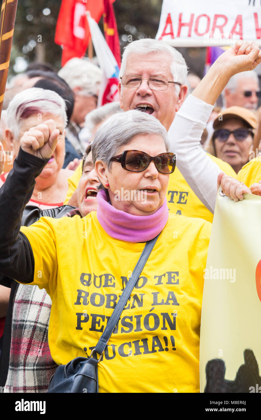 Gran Canaria Isole Canarie Spagna. Il 17 marzo 2018. Migliaia di persone si prendono per le strade di Las Palmas de Gran Canaria - e in tutta la Spagna - a protestare per una pensione decente. Credito: ALAN DAWSON/Alamy Live News Foto Stock