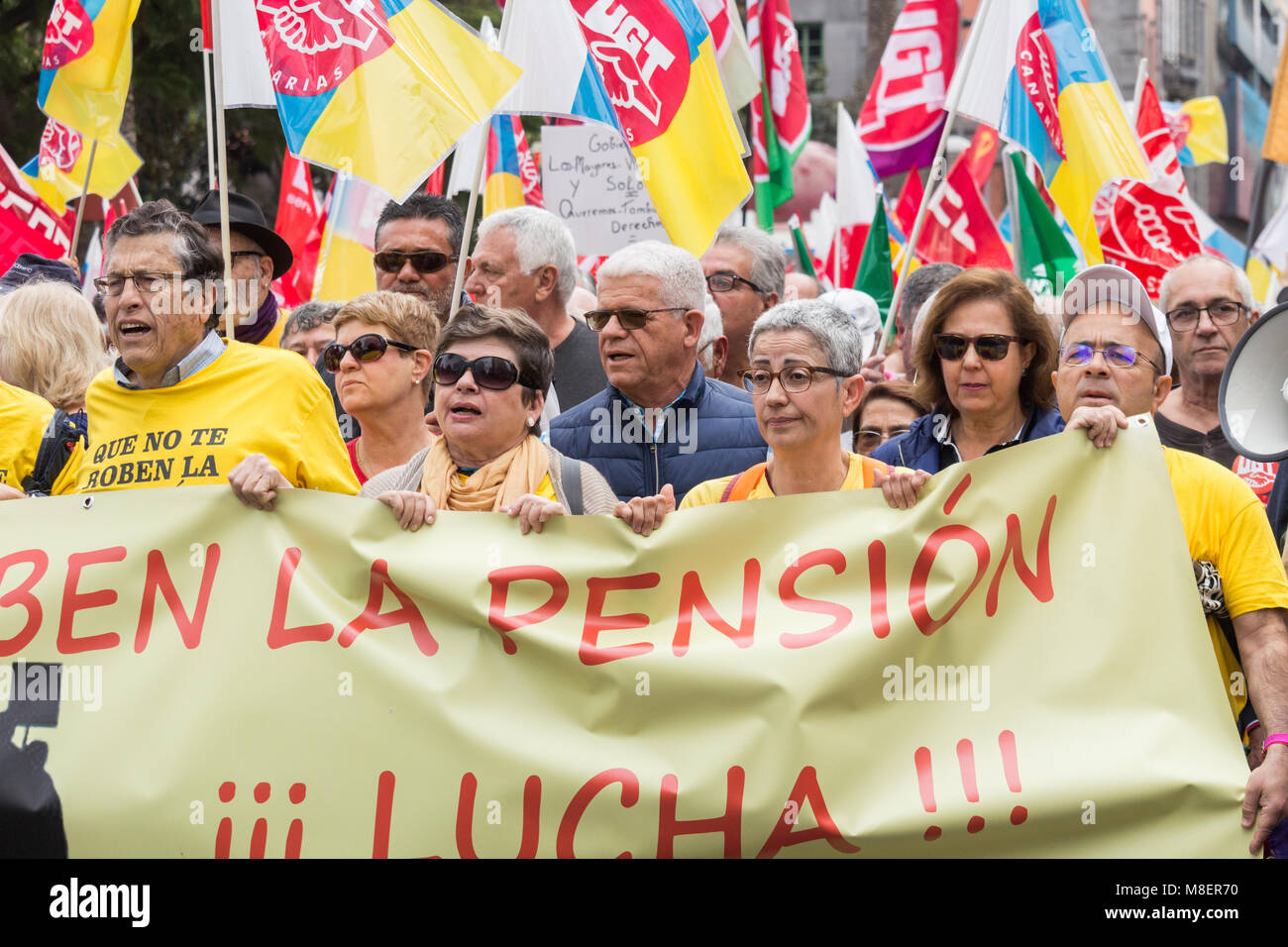 Gran Canaria Isole Canarie Spagna. Il 17 marzo 2018. Migliaia di persone si prendono per le strade di Las Palmas de Gran Canaria - e in tutta la Spagna - a protestare per una pensione decente. Credito: ALAN DAWSON/Alamy Live News Foto Stock