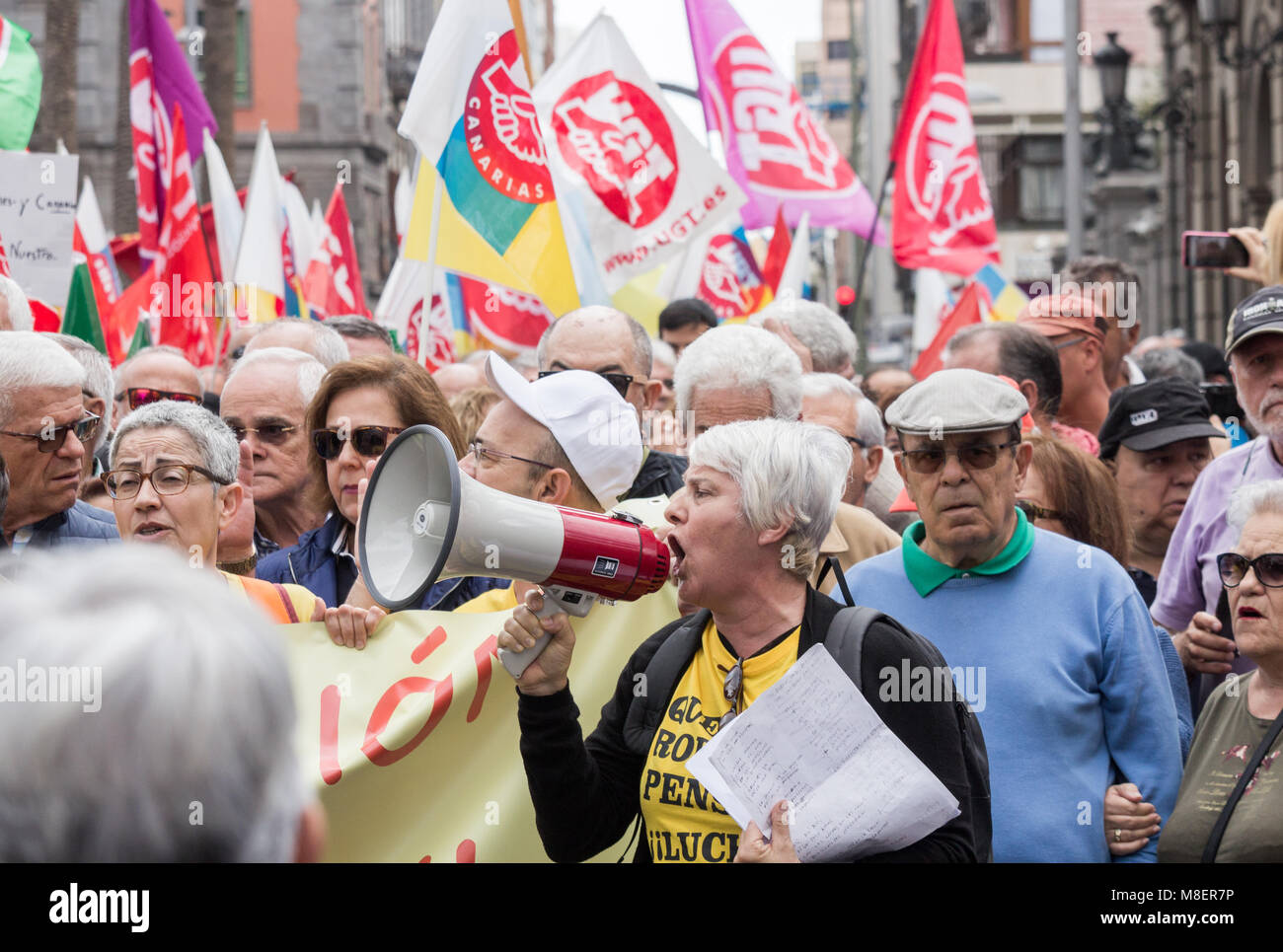 Gran Canaria Isole Canarie Spagna. Il 17 marzo 2018. Migliaia di persone si prendono per le strade di Las Palmas de Gran Canaria - e in tutta la Spagna - a protestare per una pensione decente. Credito: ALAN DAWSON/Alamy Live News Foto Stock