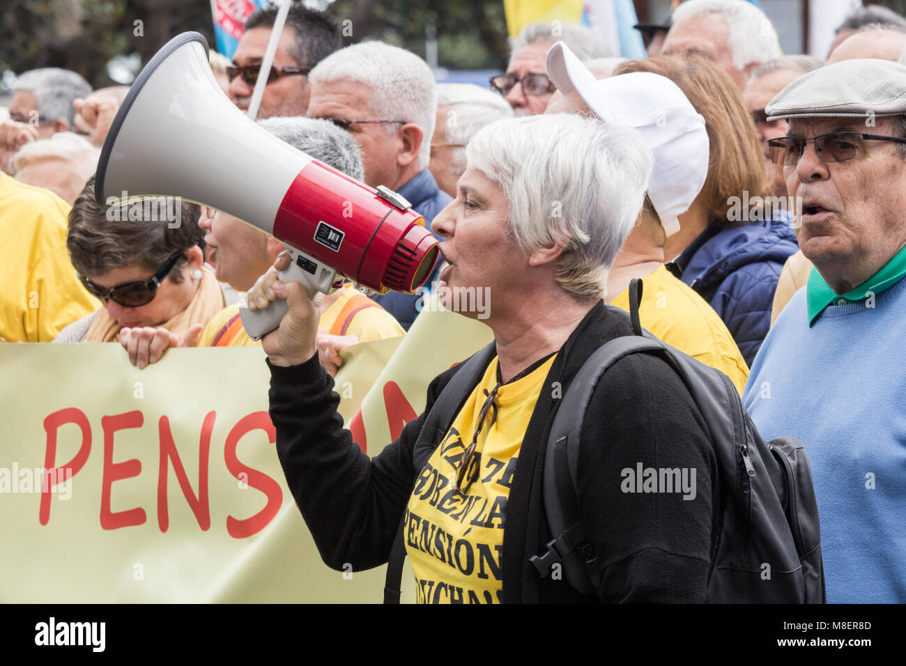 Gran Canaria Isole Canarie Spagna. Il 17 marzo 2018. Migliaia di persone si prendono per le strade di Las Palmas de Gran Canaria - e in tutta la Spagna - a protestare per una pensione decente. Credito: ALAN DAWSON/Alamy Live News Foto Stock