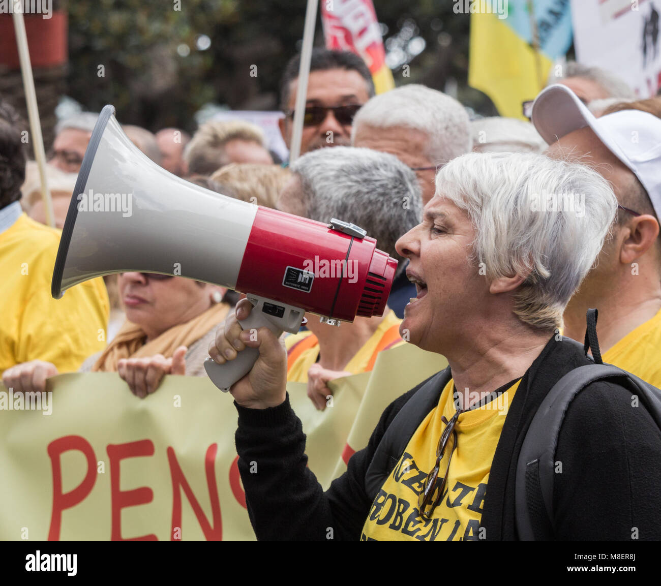 Gran Canaria Isole Canarie Spagna. Il 17 marzo 2018. Migliaia di persone si prendono per le strade di Las Palmas de Gran Canaria - e in tutta la Spagna - a protestare per una pensione decente. Credito: ALAN DAWSON/Alamy Live News Foto Stock