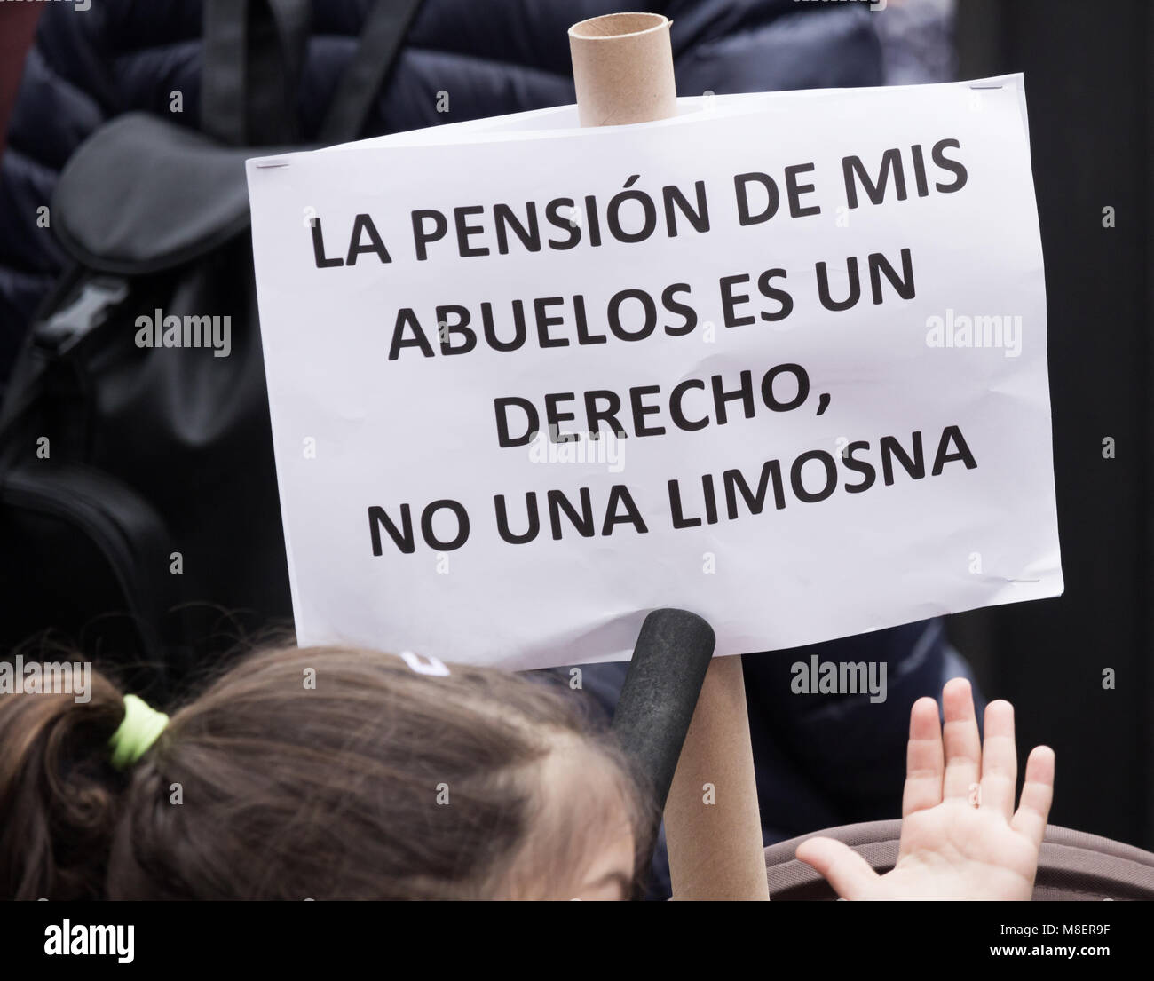 Gran Canaria Isole Canarie Spagna. Il 17 marzo 2018. Migliaia di persone si prendono per le strade di Las Palmas de Gran Canaria - e in tutta la Spagna - a protestare per una pensione decente. Nella foto: una targhetta su di un bambino passeggino dice ' i miei nonni pensione è un diritto e non una donazione". Credito: ALAN DAWSON/Alamy Live News Foto Stock