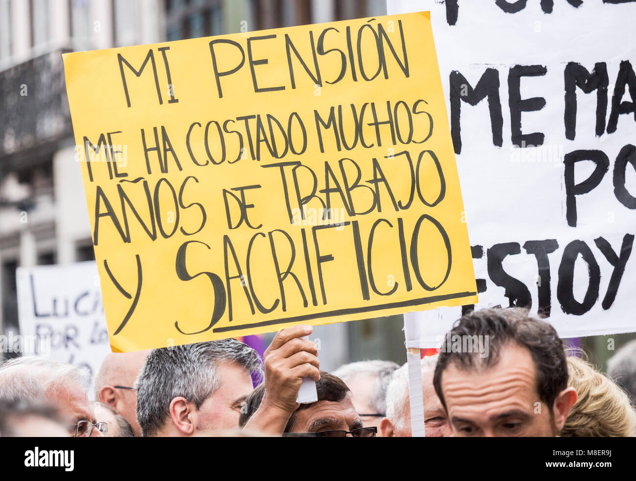 Gran Canaria Isole Canarie Spagna. Il 17 marzo 2018. Migliaia di persone si prendono per le strade di Las Palmas de Gran Canaria - e in tutta la Spagna - a protestare per una pensione decente. Nella foto: una targhetta dice 'my pensioni è mi è costata anni di duro lavoro e di sacrificio". Credito: ALAN DAWSON/Alamy Live News Foto Stock