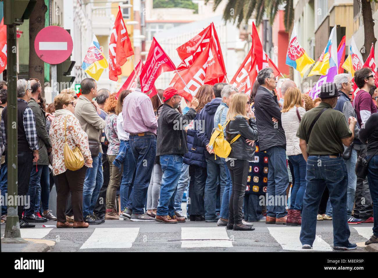 Gran Canaria Isole Canarie Spagna. Il 17 marzo 2018. Migliaia di persone si prendono per le strade di Las Palmas de Gran Canaria - e in tutta la Spagna - a protestare per una pensione decente. Credito: ALAN DAWSON/Alamy Live News Foto Stock