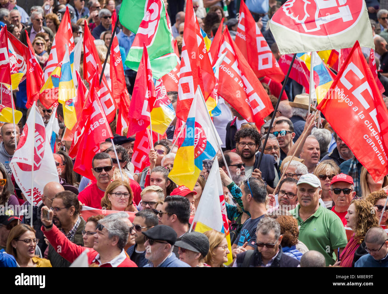 Gran Canaria Isole Canarie Spagna. Il 17 marzo 2018. Migliaia di persone si prendono per le strade di Las Palmas de Gran Canaria - e in tutta la Spagna - a protestare per una pensione decente. Credito: ALAN DAWSON/Alamy Live News Foto Stock