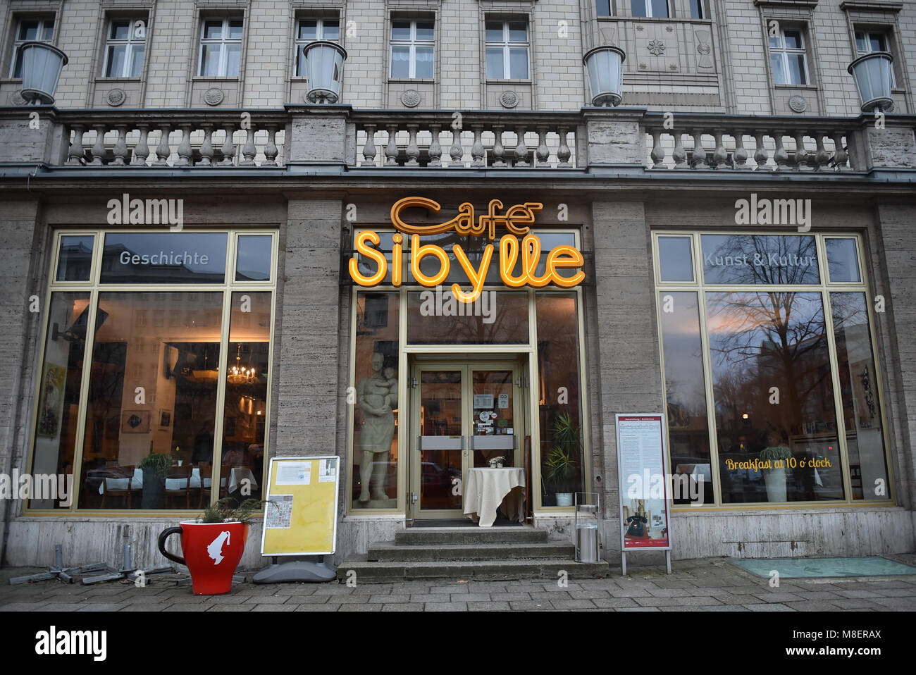 13 marzo 2018, Germania Berlino: la parte anteriore del Cafe Sibylle. La caffetteria è stata fondata nel 1953 ed è situato in un edificio storico sulla Karl-Marx-Allee, che era conosciuto come Stalinallee fino al 1961, nel distretto di Berlino di Berlino-friedrichshain. Foto: Britta Pedersen/dpa-Zentralbild/ZB Foto Stock