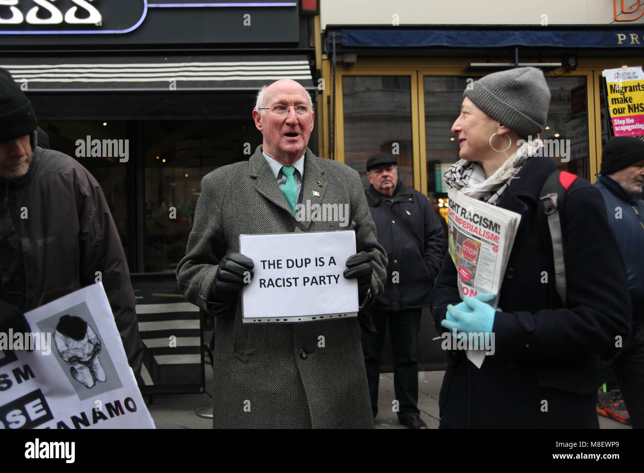 Londra, UK, 17 Mar 2018. Dimostranti presso le Nazioni Unite Anti-Racism marzo a Londra Credito: Alex Cavendish/Alamy Live News Foto Stock