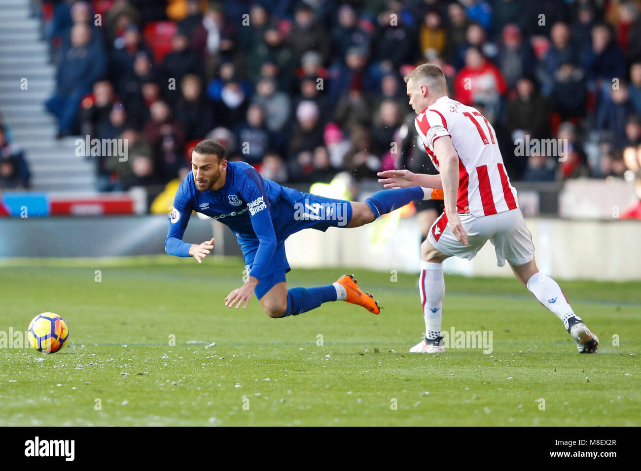 Stoke-on-Trent, Regno Unito, 17 Mar 2018. Cenk Tosun di Everton è imbrattata di Ryan Shawcross di Stoke City durante il match di Premier League tra Stoke City e Everton Bet365 a Stadium il 17 marzo 2018 a Stoke-on-Trent, Inghilterra. (Foto di Daniel Chesterton/phcimages.com) Foto Stock