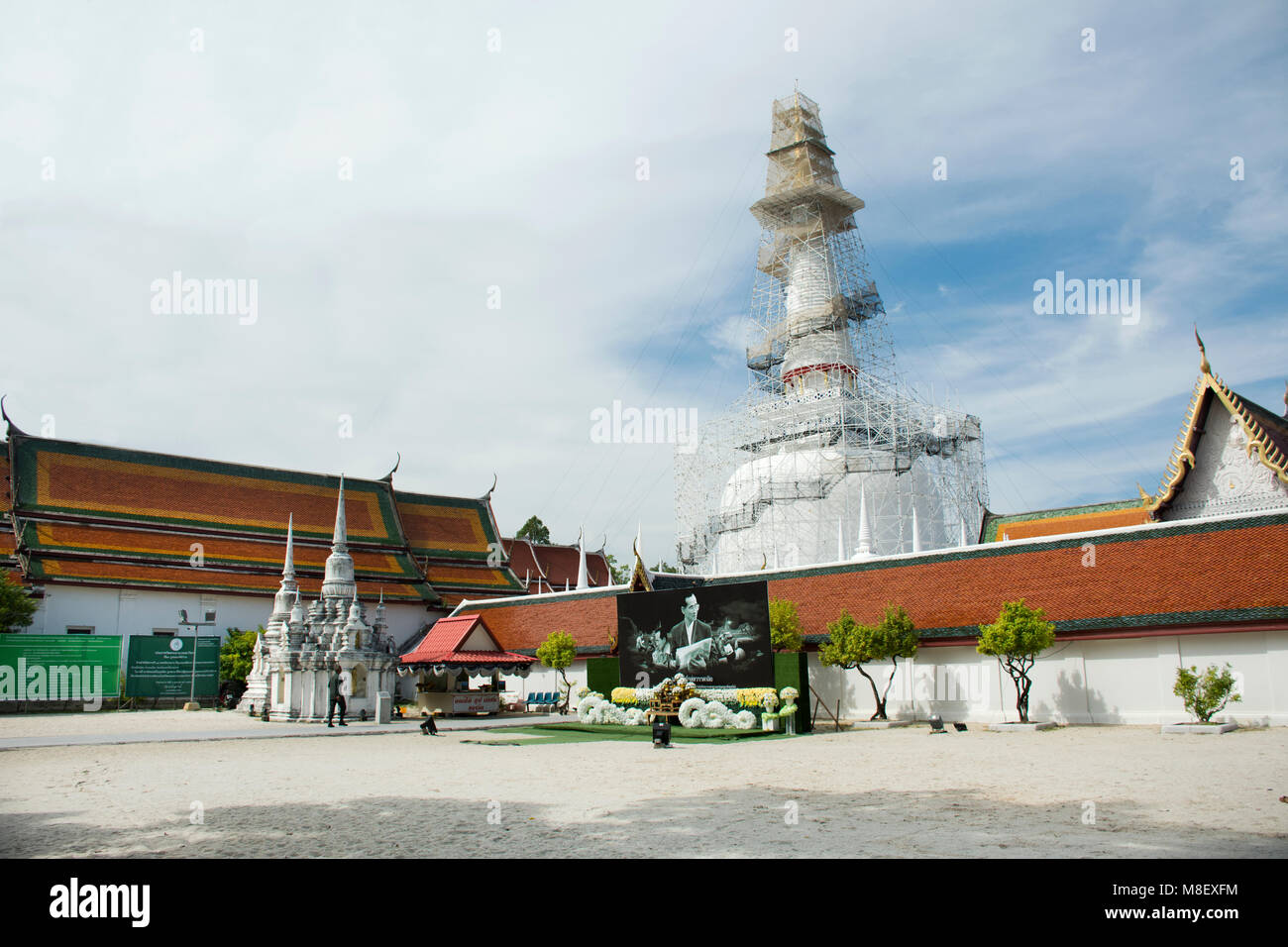 I thailandesi visitare viaggio e rispetto a pregare chedi e ubosot di Wat Phra Mahathat Woramahawihan il 5 ottobre 2017 in Nakhon Si Thammarat, Thailandia Foto Stock