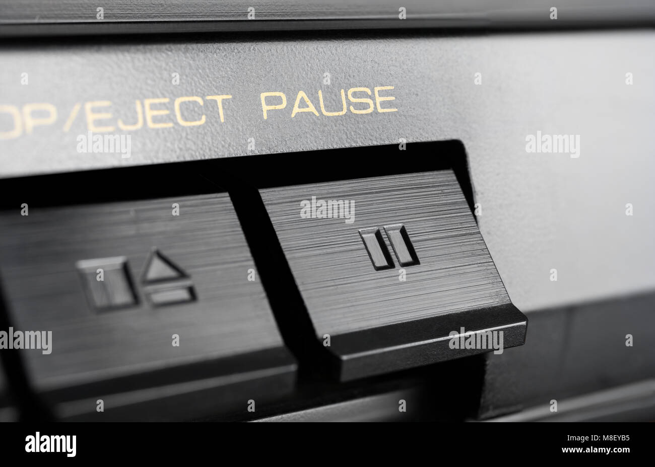 Macro di una forma rettangolare Pulsante Pausa di un vecchio Stereo Hifi sistema audio Foto Stock