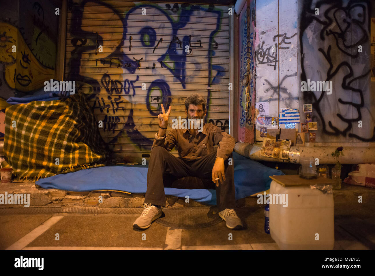 Atene. Chris, senzatetto sonno agitato nei pressi di piazza Syntagma. La Grecia. Foto Stock