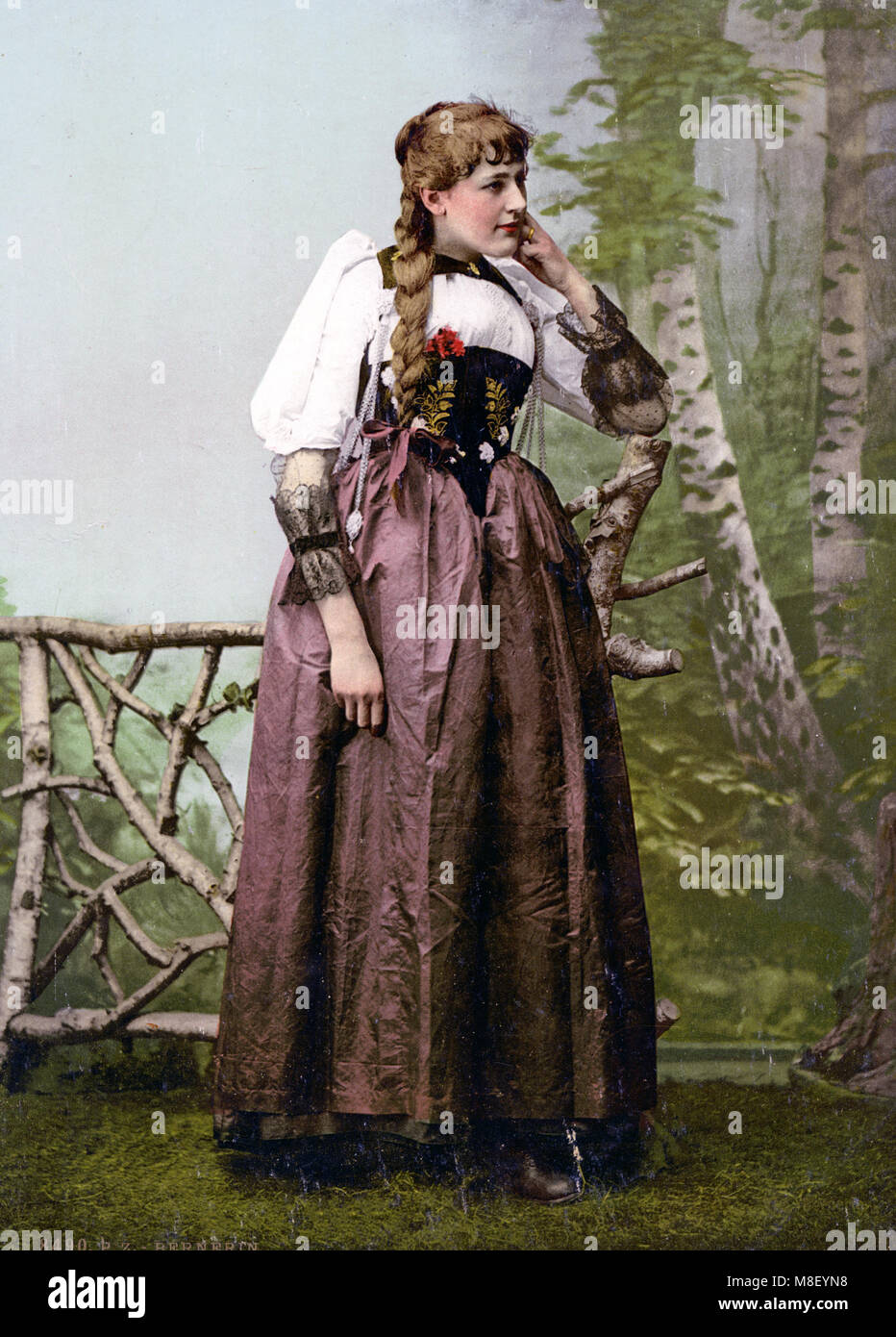 C.1890 - Svizzera - i giovani svizzeri donna in abito tradizionale Foto Stock