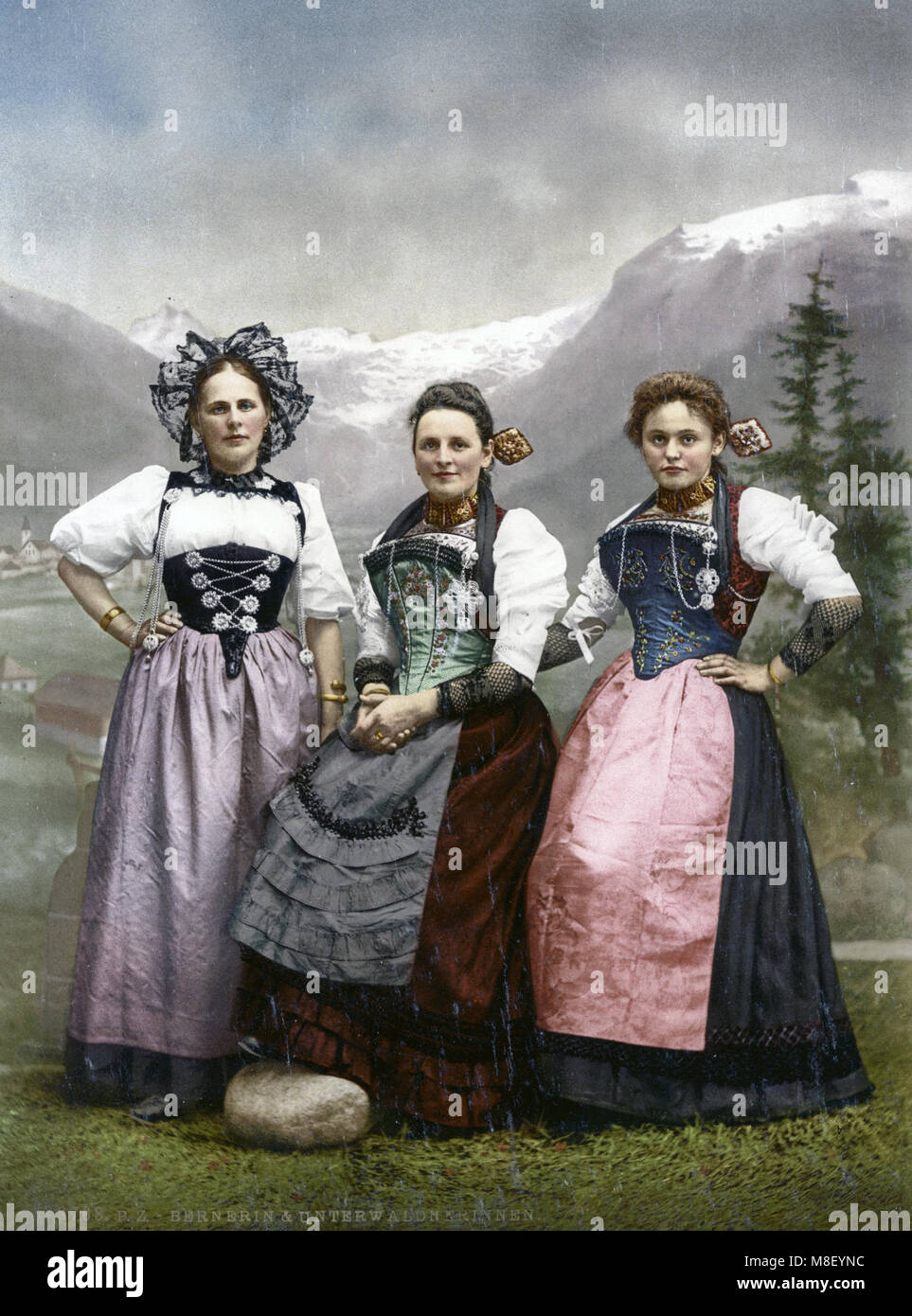 C.1890 - Svizzera - Giovani donne svizzere in abito tradizionale Foto Stock