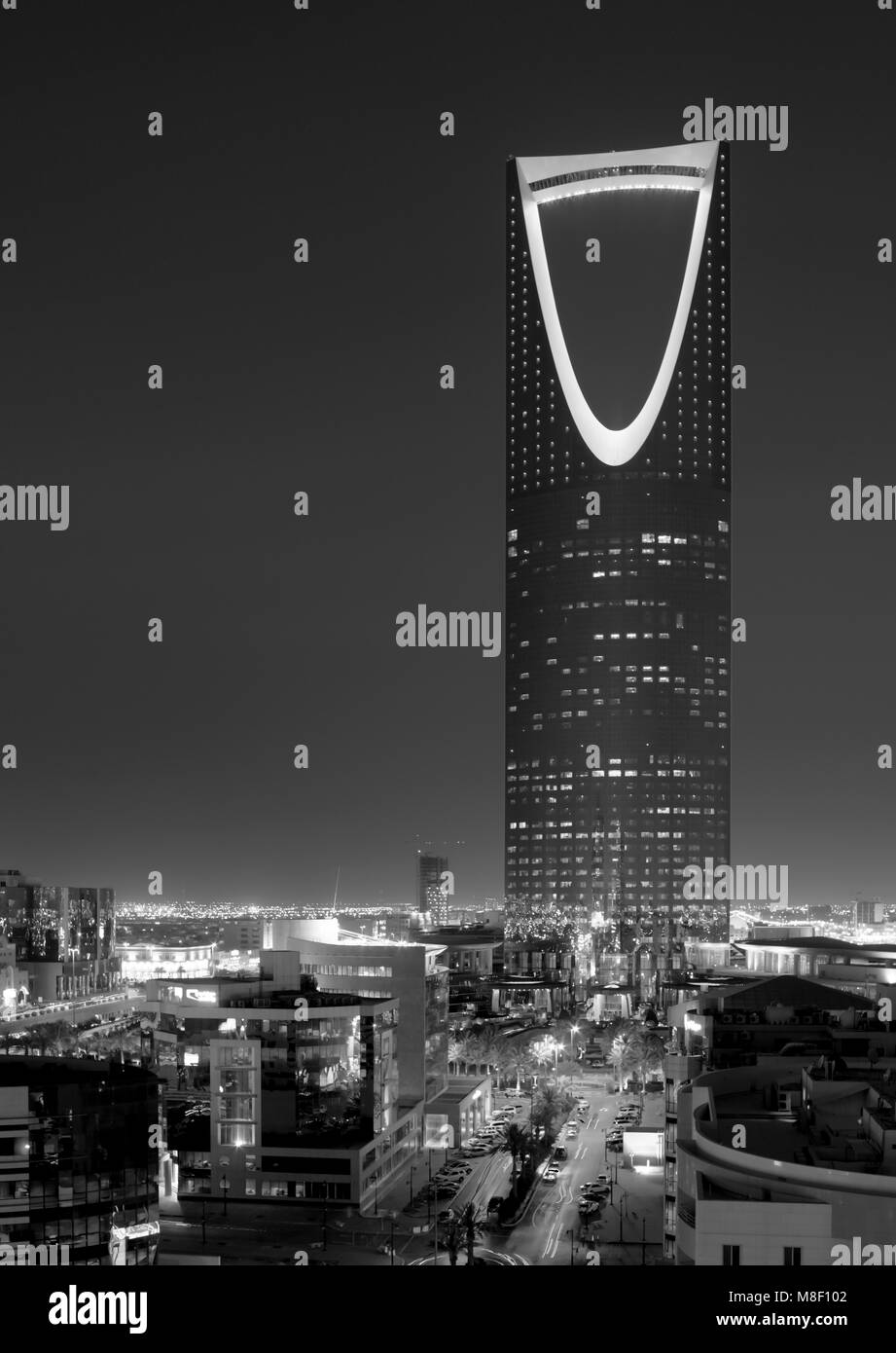RIYADH - marzo 27: Al Mamlaka Tower Skyscaper e Surroundingsin Riyadh, Arabia Saudita. su 27-03-2011 Foto Stock