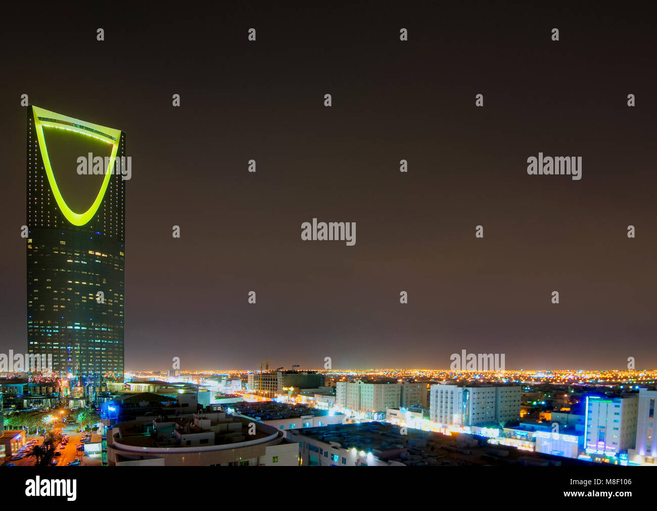 Riyadh City capitale dell'Arabia Saudita skyline notturno Foto Stock