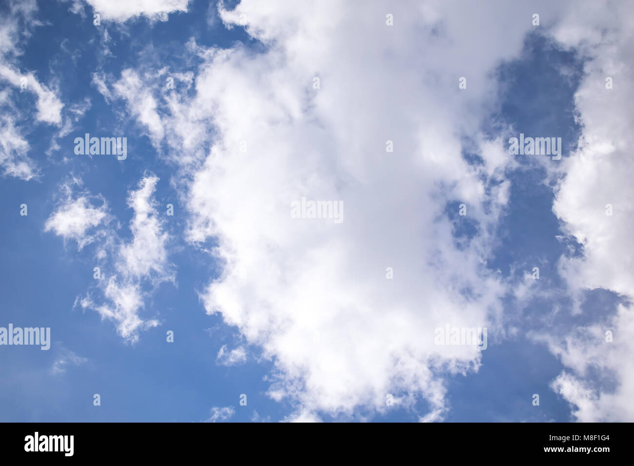 Bianchi e soffici nuvole Foto Stock