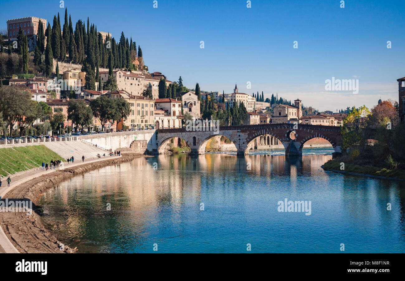 Ansa Del Fiume Adige Che Attraversa Verona E La Vista Del Ponte Di Pietra E San Pietro Castello Foto Stock Alamy