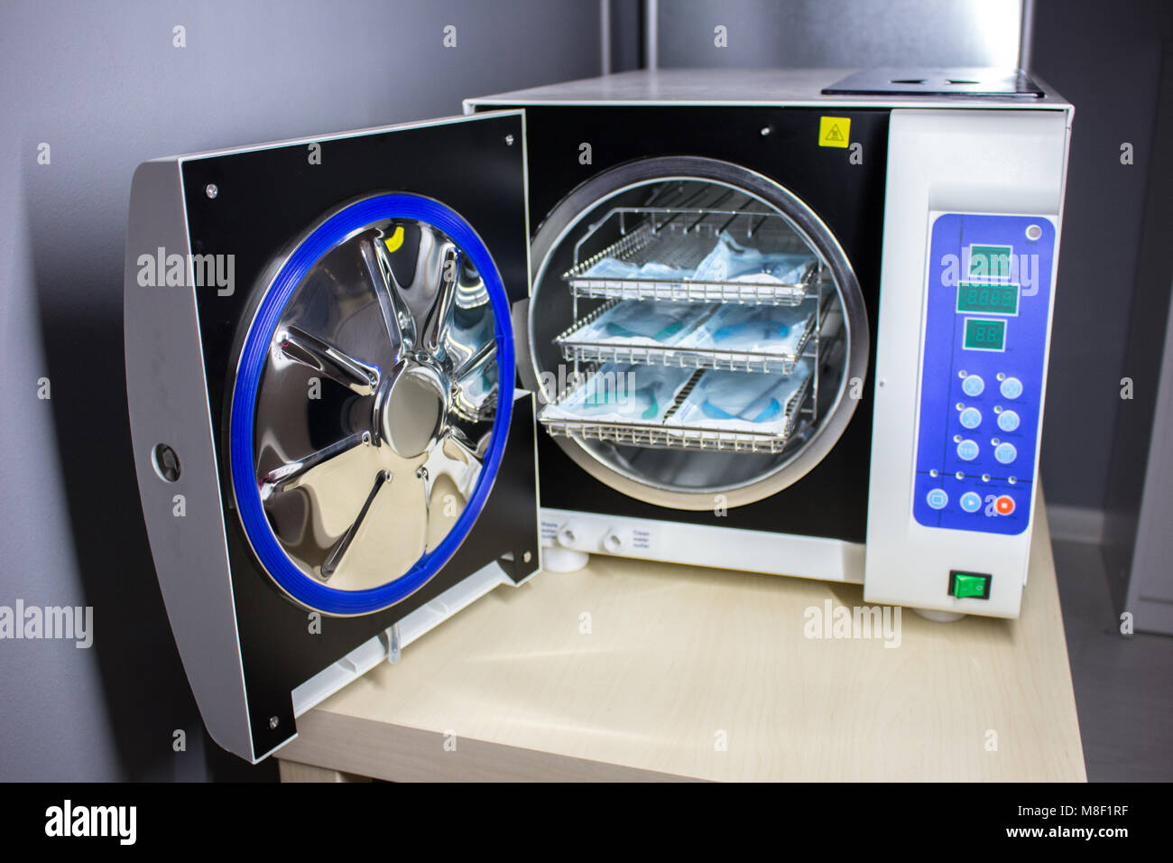 La sterilizzazione di strumenti medicali in autoclave, tenaglie per  manicure sullo sfondo di una autoclave medica Foto stock - Alamy
