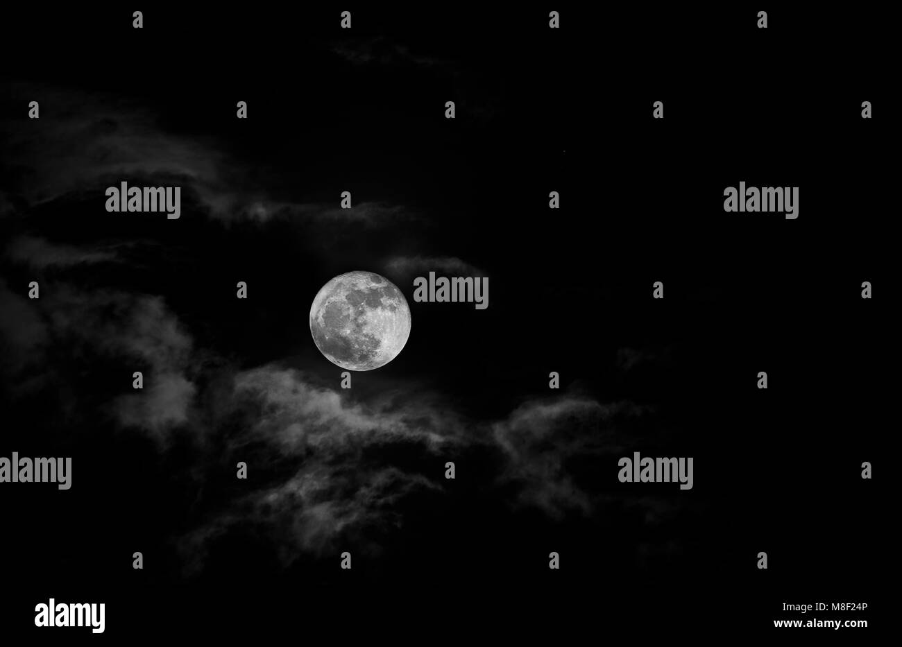 Luna piena nel cielo notturno Foto Stock