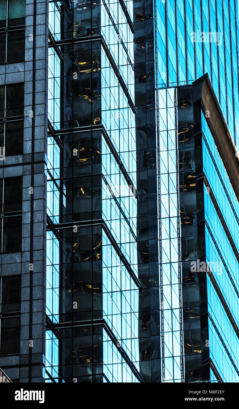 Moderna in vetro e acciaio edifici nelle vicinanze della nuova torre di libertà in Lower Manhattan, New York City USA Foto Stock