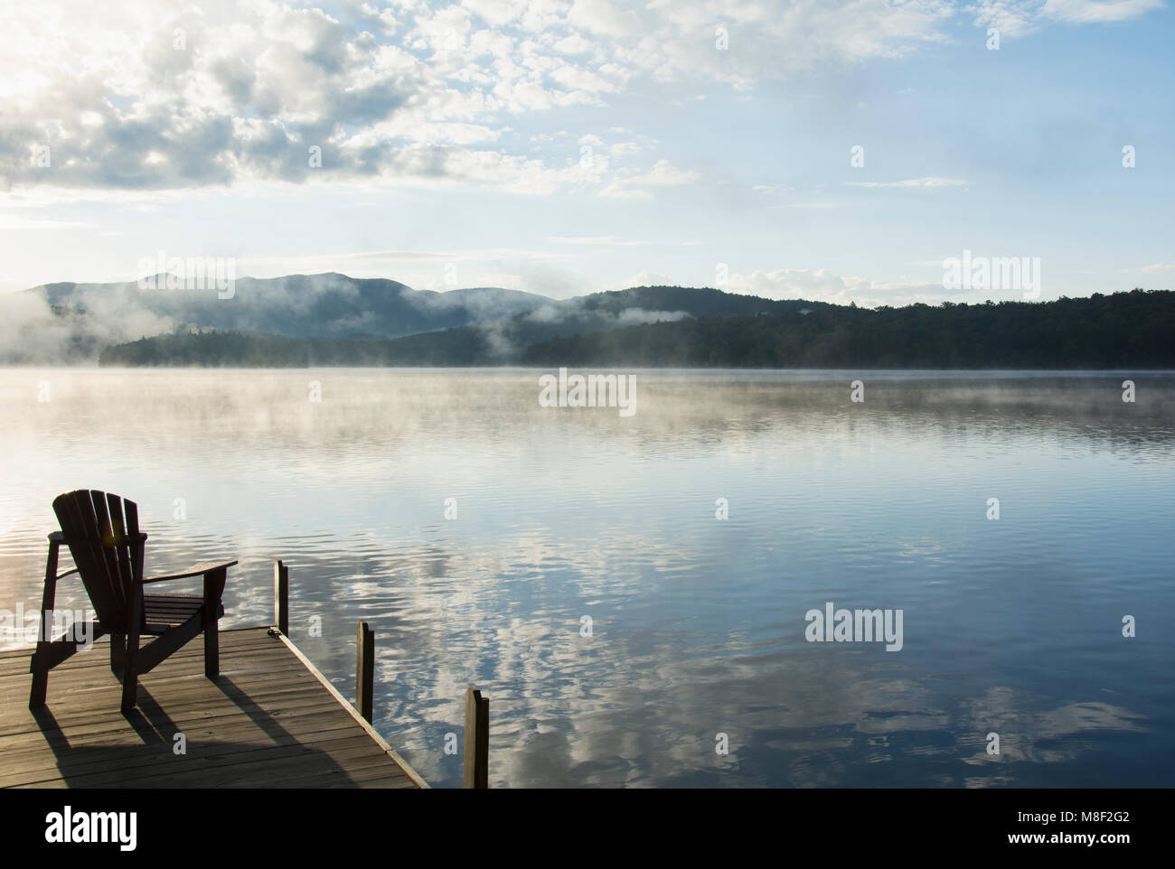 Stati Uniti d'America, nello Stato di New York, sedia Adirondack sul molo da Lake Placid Foto Stock