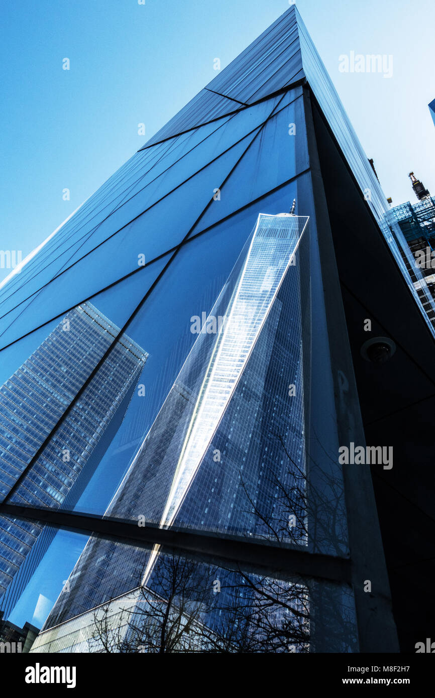 La Freedom Tower si riflette nella vicina moderno in vetro e acciaio in edifici di Lower Manhattan, New York City USA Foto Stock