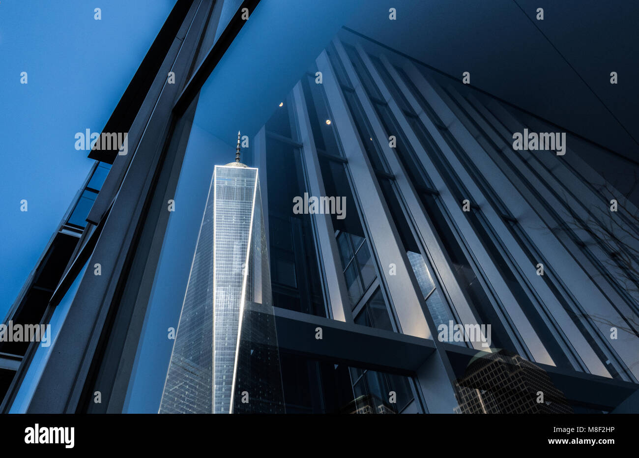 La Freedom Tower si riflette nella vicina moderno in vetro e acciaio in edifici di Lower Manhattan, New York City USA Foto Stock
