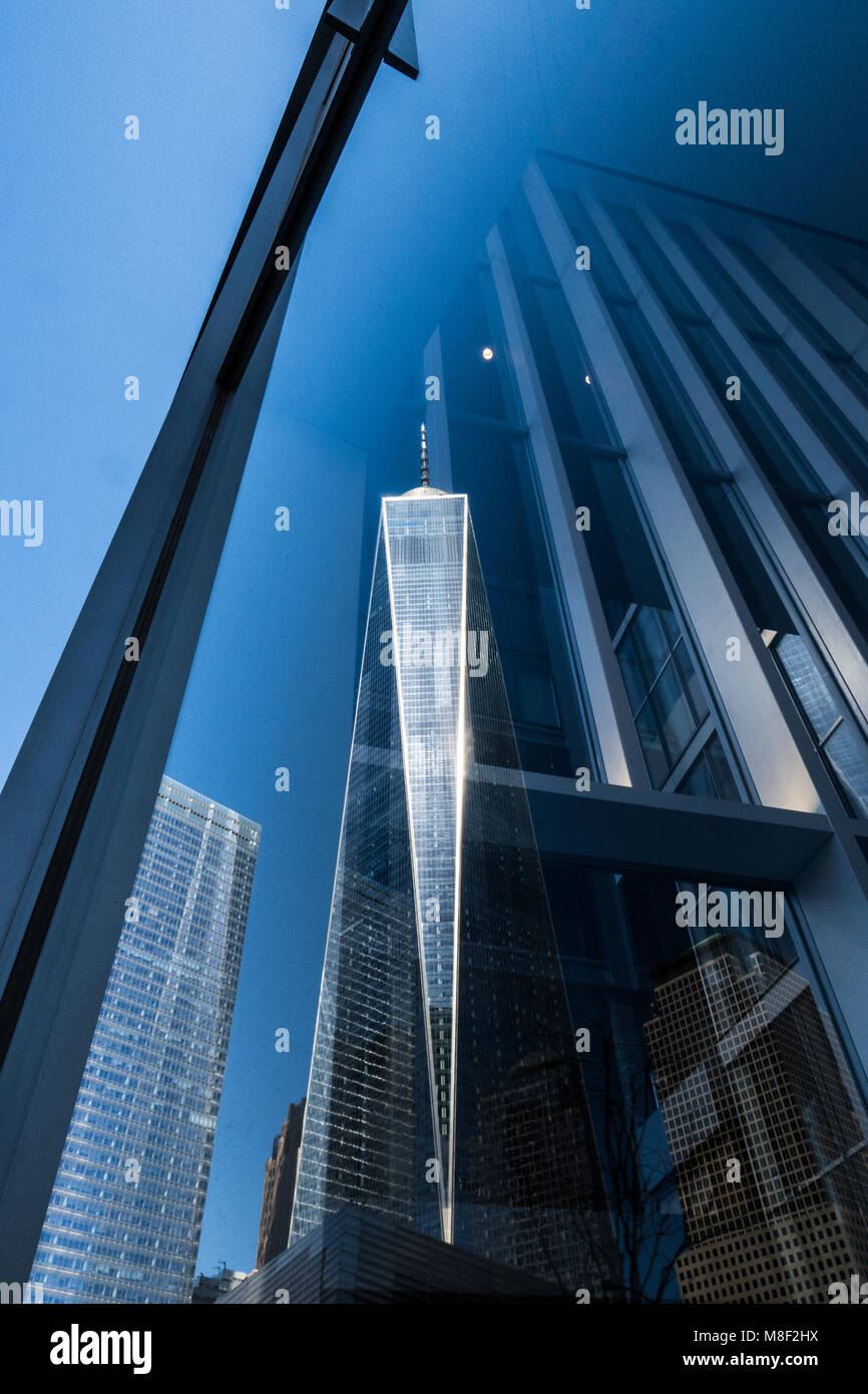 La Freedom Tower si riflette nella vicina moderno in vetro e acciaio in edifici di Lower Manhattan, New York City USA Foto Stock