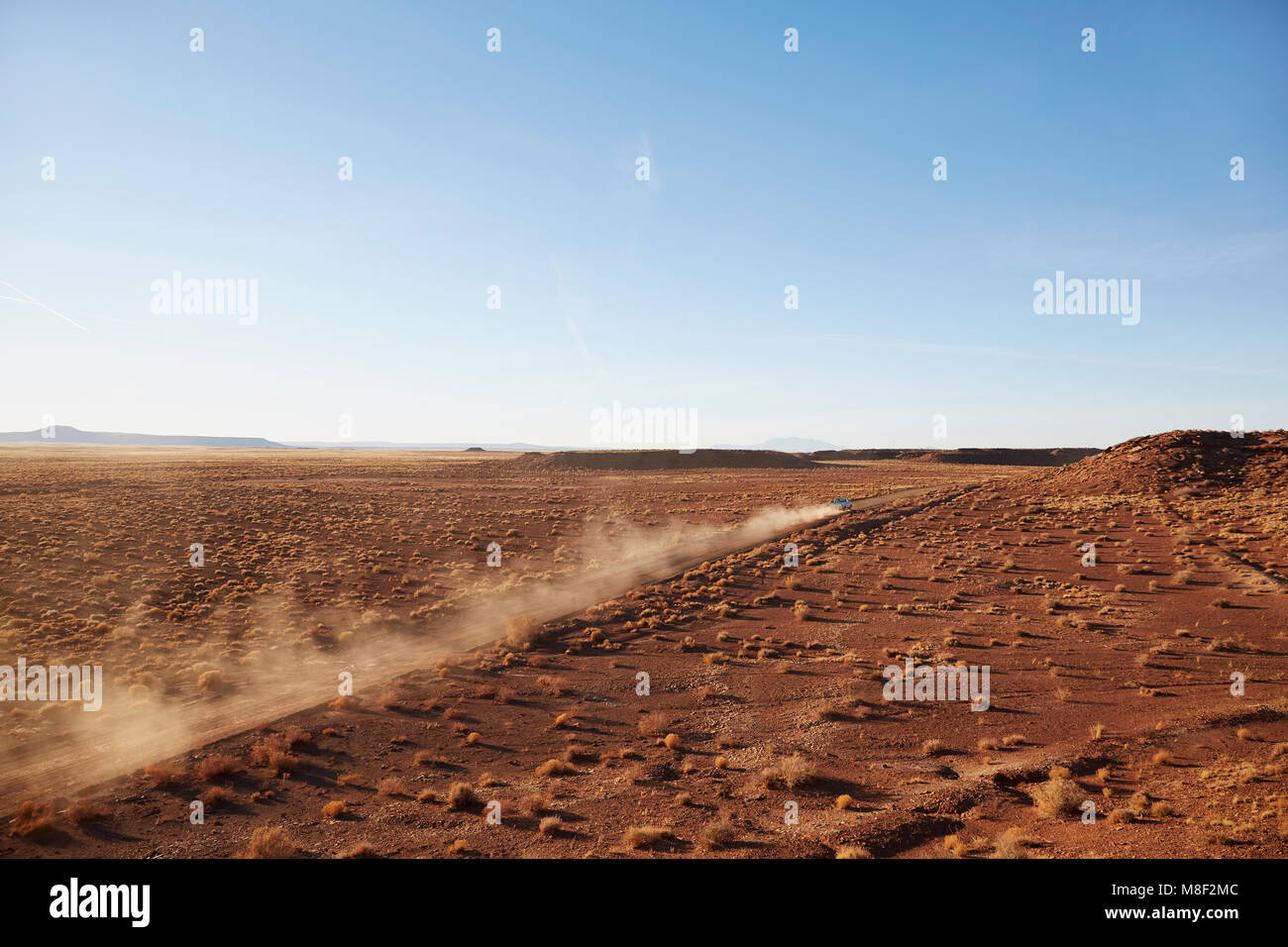 Stati Uniti d'America, Arizona, Polvere a sinistra dopo il pick up truck passando attraverso il deserto Foto Stock