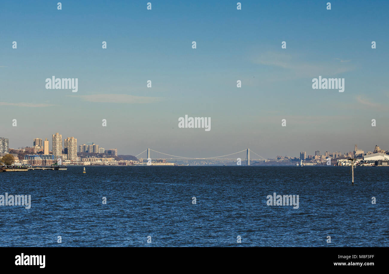 Stati Uniti d'America, New York New York, il Ponte George Washington Bridge e due città in distanza Foto Stock