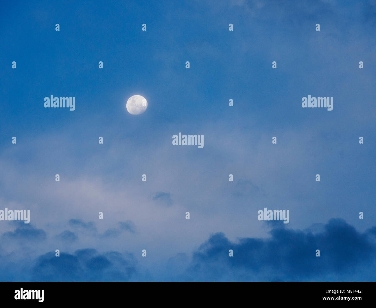 La luna nel cielo blu Foto Stock