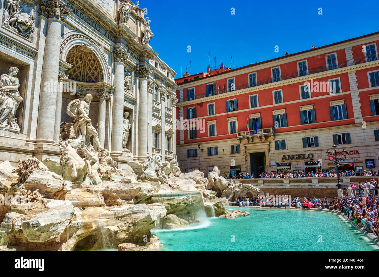 Foro Romano, Roma, Italia - 17 Maggio 2017: vista sulla fontana di Trevi di essere visitato da un sacco di turisti a Roma. Foto Stock